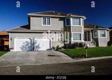 Maison de deux étages avec un garage pour deux voitures, Montana, États-Unis Banque D'Images