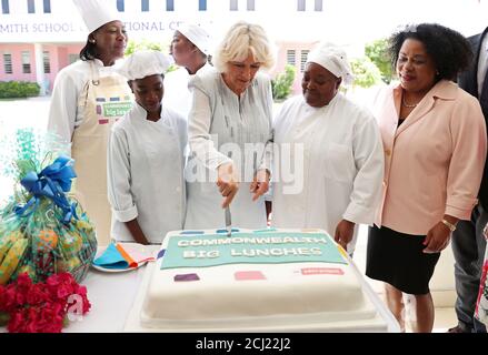 Le Prince De Galles Et La Duchesse De Cornouailles Coupe Un Gateau Au Cours D Une Visite A La Gare De Llandovery Pour Marquer Le 150e Anniversaire De La Ligne De Chemin De