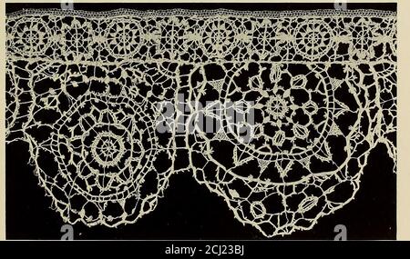 . Catalogue illustré de rares et belles lacets du seizième et dix-septième siècle recueillis pendant vingt ans par Leone Ricci, Esq. De Florence . mariage. Il est resté dans cette famille depuis trois générations. 260 TOILE D'AUTEL DE BURATTO ANTIQUE avec bordure en dentelle coussin, dans un modèle d'urne, avec des bandes conventionalstries. Longueur, 2 yards, 14. Pouces ; largeur, 15^/2 pouces. 52 261 TOILE D'AUTEL DE BURATTO ANTIQUE. Motif classique de fleurs et travail de treillis. Longueur, 4 yards ; largeur, 14 pouces. 262 TOILE D'AUTEL DE FILET NOUÉ ANTIQUE. Avec une conception audacieuse de feuilles et de branches de chêne ; double bordure Banque D'Images