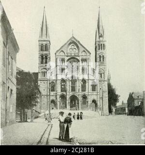 . Reims et les batailles pour sa possession . L'ensemble de la porte est un bel exemple de gothique flamboyant. Ses sculptures riches et ses ornements délicats sont en contraste frappant avec la sévérité du reste du bâtiment. À l'intersection du transept, il y avait autrefois une flèche en bois, construite en 1394, qui a été retirée comme dangereuse en 1825, par ordre de thosequi avait la charge des arrangements liés à la consécration de Charles X. sur le côté droit du transept, et aussi dans le transept nord, auresmail chapelles semi-circulaires. Façade latérale sud ce devant a le b Banque D'Images