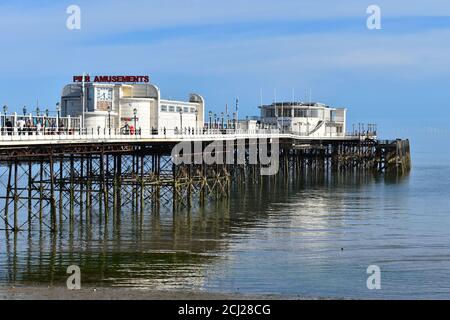 La jetée de Worthing offre un point d'intérêt emblématique pour la ville. Les touristes peuvent admirer la promenade des œuvres d'art au-dessus des vagues et profiter des transats au pavillon Art déco Banque D'Images