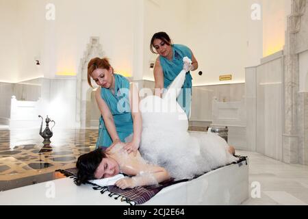 ISTANBUL, TURQUIE - MAI 11 : les femmes de bain SOAP sud massent et baignent leur client dans un bain turc le 11 mai 2011 en Turquie. Banque D'Images