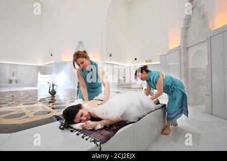 ISTANBUL, TURQUIE - MAI 11 : les femmes de bain SOAP sud massent et baignent leur client dans un bain turc le 11 mai 2011 en Turquie. Banque D'Images