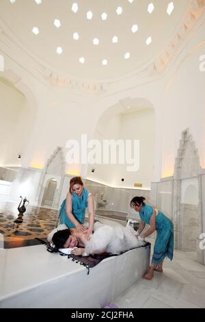 ISTANBUL, TURQUIE - MAI 11 : les femmes de bain SOAP sud massent et baignent leur client dans un bain turc le 11 mai 2011 en Turquie. Banque D'Images