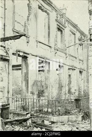 . Reims et les batailles pour sa possession . ierre-les-Dames à droite. Au n° 8 se trouvent les ruines de l'Abbeyde Saint-Pierre-les-Dames. De cette célèbre abbaye, où plusieurs personnes royales sont restées: Mary Stuartdeux fois, dans son enfance et après qu'elle a été veuve; Henri IV, lors d'une visite à son cousin, l'Abbesse Renee II; Anne d'Autriche, dont la Congregationlibrary contient un portrait ; Il ne reste à peine que deux pavillons du XVIe siècle appartenant à l'époque où Renée de Lorraine, sœur de la reine d'Écosse et tante de Mary Stuart, était abbesse du couvent.construite en pierre et br Banque D'Images