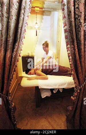 ISTANBUL, TURQUIE - 11 MAI : une femme de bain moque la cliente dans une salle de massage au hammam le 11 mai 2011 en Turquie. Banque D'Images