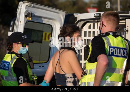 West Hyde, Royaume-Uni. 14 septembre 2020. Les policiers d'Hertfordshire arrêtent un militant de l'environnement de la rébellion HS2 qui avait utilisé un tube à bras verrouillable pour bloquer une porte vers le site South Portal pour la liaison ferroviaire à grande vitesse HS2. Les activistes anti-HS2 ont bloqué deux portes sur le même site pour la liaison ferroviaire controversée de 106 milliards de livres, l'une restant fermée pendant plus de six heures et l'autre pendant plus de dix-neuf heures. Crédit : Mark Kerrison/Alamy Live News Banque D'Images