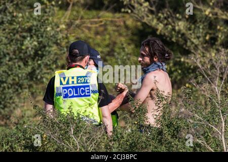 West Hyde, Royaume-Uni. 14 septembre 2020. Les policiers d'Hertfordshire arrêtent un militant de l'environnement de la rébellion HS2 qui avait observé d'autres activistes bloquant une porte d'entrée vers le site South Portal pour la liaison ferroviaire à grande vitesse HS2. Les militants anti-HS2 ont utilisé des tubes à bras de verrouillage pour bloquer deux portes sur le même site de travail pour la liaison ferroviaire controversée de 106 milliards de livres sterling, l'une restant fermée pendant plus de six heures et l'autre pendant plus de dix-neuf heures. Crédit : Mark Kerrison/Alamy Live News Banque D'Images