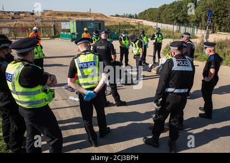 West Hyde, Royaume-Uni. 14 septembre 2020. Les policiers de Hertfordshire se préparent à retirer les activistes environnementaux de la rébellion HS2 qui avaient utilisé des tubes à bras verrouillés pour bloquer une porte vers le site South Portal pour la liaison ferroviaire à grande vitesse HS2. Les activistes anti-HS2 ont bloqué deux portes sur le même site pour la liaison ferroviaire controversée de 106 milliards de livres, l'une restant bloquée pendant plus de six heures et l'autre pendant plus de dix-neuf heures. Crédit : Mark Kerrison/Alamy Live News Banque D'Images