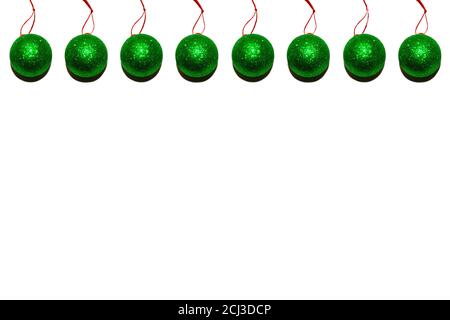 Boules de Noël vertes isolées sur fond blanc Banque D'Images