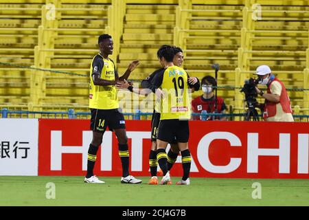 Ataru Esaka (10) de Kashiwa Reysol fête avec Olunga (14) et Hiroto Goya (19) après avoir marquant leur dernier but lors du match de football J.League J1 entre Kashiwa Reysol 3-0 Gamba Osaka au stade Kashiwa Frontier Kashiwa le 9 septembre 2020 à Chiba, au Japon. Credit: Kenzaburo Matsuoka/AFLO/Alay Live News Banque D'Images