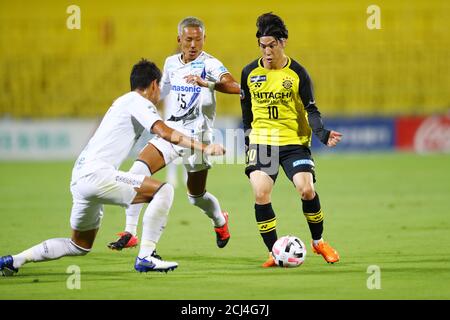 Ataru Esaka (10) de Kashiwa Reysol, Gen Shoji (3) et Yosuke Ideguchi (15) de Gamba Osaka lors du match de football J.League J1 entre Kashiwa Reysol 3-0 Gamba Osaka au stade de Kashiwa Frontier de Sankyo le 9 septembre 2020 à Chiba, au Japon. Credit: Kenzaburo Matsuoka/AFLO/Alay Live News Banque D'Images