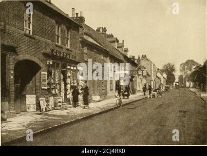 . Villes de Nouvelle-Angleterre et de la vieille Angleterre, Irlande et Écosse . FR^TTI d P!..UK.riph gentillesse Ian Forbes-Roberison, Esq. SENTIER DE REMORQUAGE, PONT SUD ET TOUR DE L'ÉGLISE TRINITY, WAREH.M, EXGLALXD. D'une photo gentillesse Ian Forbes-Robertson, Esq.NORTH STREET, AREHA.M, EXGLALXD, montrant l'église Saint-Martins sur la droite en arrière-plan. WAREHAM, MASSACHUSETTS 205 Corfe, et, après avoir été traîné dans les rues de la ville, a été pendu et a été cantonné ici. Au cours des guerres civiles du XVIIe siècle, il est redevenu l'objectof de discorde entre les deux parties, étant à plusieurs reprises pris et reta Banque D'Images