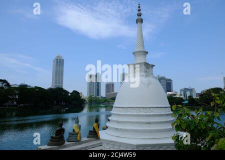 Sri Lanka Colombo - Temple bouddhiste Seema Malakaya statues de Bouddha Et stupa blanc dans le lac de Beira Banque D'Images