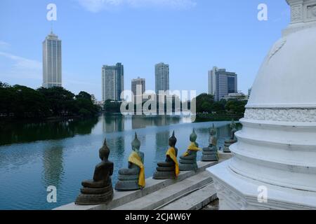 Sri Lanka Colombo - Temple bouddhiste Seema Malakaya statues de Bouddha et stupa blanc Banque D'Images