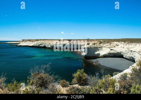 La réserve naturelle de Punta Loma offre une vue magnifique pour observer les lions de mer et les oiseaux d'une falaise, Puerto Madryn, Chubut, Argentine, Amérique du Sud Banque D'Images