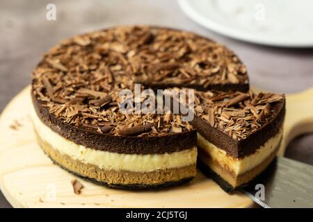 Triple couche de chocolat gâteau au fromage cuit Banque D'Images