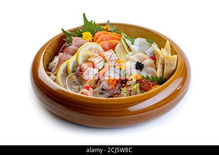 Plat Sashimi coloré dans un bol en bois. Divers fruits de mer crus dans un restaurant japonais, isolé sur fond blanc Banque D'Images