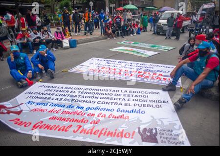 Les membres Sidicalistes des asociations de recyclage de Bogota manifestent dans avant du ministère de la santé pour les droits à avoir un travail et un ser de santé Banque D'Images