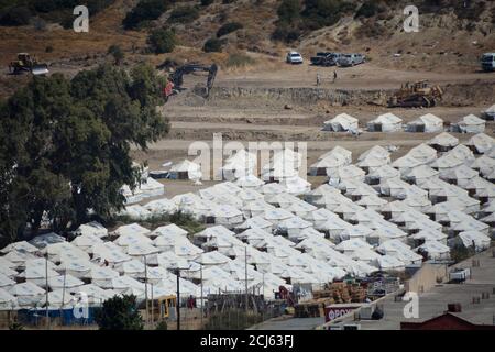 Lesvos. 13 septembre 2020. Photo prise le 13 septembre 2020 montre de nouvelles tentes pour les migrants et les réfugiés en déplacement à Kara Tepe, Lesvos, Grèce, après qu'un incendie a éclaté mercredi dernier et a détruit le camp précédent à Moria. Crédit: Panagiotis Balaskas/Xinhua/Alamy Live News Banque D'Images