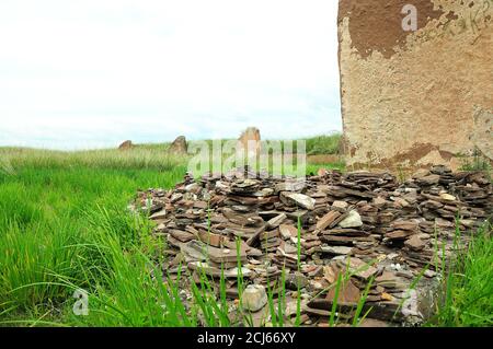 Stèle de pierre à l'entrée d'une ancienne inhumation avec une pierre sacrificielle. Big Salbyk Kurgan, Khakassia, Sibérie du Sud, Russie. Banque D'Images