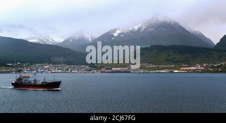 Vue sur la ville du secteur du front de mer et du port avec Tierra del Fuego au loin, Ushuaia, Argentine, Amérique du Sud Banque D'Images