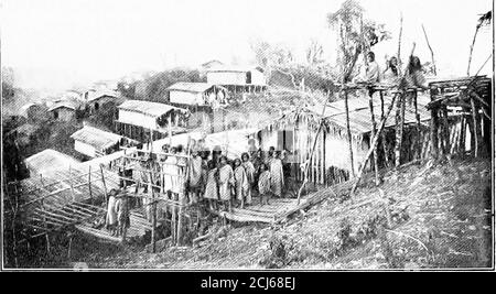 . Les collines de Lushai : une histoire de la mission pionnière de Lusahi . - souhaitent faire qu'ils changent leur règle en se déplaçant vers un autre ^-illage. Quand les fils aînés d'un Lai se marient, il est habituel pour lui d'helpeach à son tour de commencer une nouvelle communauté, et le yougestson restant dans la vieille maison devient son successeur de pères. Beaux pour la situation sont les villages de Lushai, jamais dans les vallées hantées de fièvre, mais loin sur un promonteur de montagne, ou aussi près du sommet que possible. Leurs arévillages dans le sens structurel du -ord, et quand le lirst weBritish a occupé le pays, chacun avait son stock a Banque D'Images