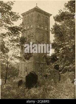 . Les villes de la Nouvelle-Angleterre et de la vieille Angleterre, de l'Irlande et de l'Écosse . RS, et beaucoup des familles des colons d'origine possèdent encore des ragoûts dans l'église. Il y a un tableau de bronze près de la chaire qui donne les noms des ministers de l'époque de Rev.Peter Hobart en 1635 à nos jours, il n'y a eu que onze préachersdans toutes ces années. À proximité, vous trouverez des clés de St. Peters sur un pâté de bois pris de l'église inHingham. Angleterre, et envoyé à ourHingham; il date de la Réfor-mation. L'église utilise également le bol de bap-tismal qui, selon les meilleures autorités, date avant le yea Banque D'Images