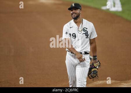 Chicago, États-Unis. 14 septembre 2020. Jose Abreu (79), premier basan de Chicago White Sox, sourit alors qu'il marche sur le terrain dans le quatrième repas d'un match de baseball contre les Twins du Minnesota au champ de taux garanti le lundi 14 septembre 2020 à Chicago. Photo par Kamil Krzaczynski/UPI crédit: UPI/Alay Live News Banque D'Images