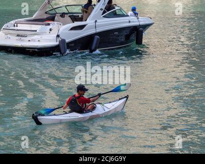 Kayakiste en kayak pliant et bateau de plaisance à Chicago River. Banque D'Images