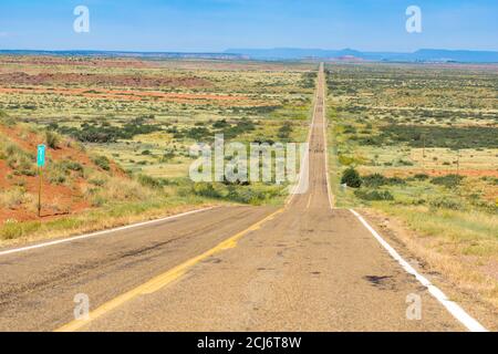 Longue route droite qui disparaît à la distance du paysage de l'Arizona.1 Banque D'Images