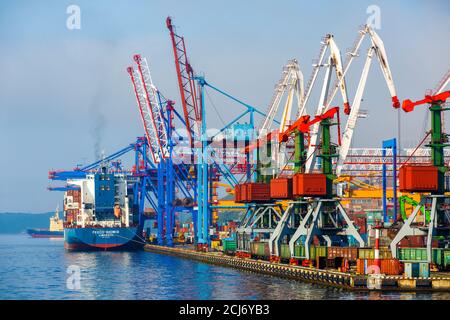 Été 2016 - Vladivostok, Russie - Port maritime de Vladivostok. Des sous-côtes commerciales chargent au port commercial de Vladivostok. Banque D'Images