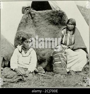 . william Painter et son père, Dr. Edward Painter : esquisses et reminécences . Hé tout semblait se diriger dans le 151 UNE visite à tlie Omalia Agency, Nebraska. Direction, d'où j'ai déduit qu'ils eonteniph^assister à une danse de pipe, ou une autre fête. On m'a dit qu'ils sont assez bien payés par le gouvernement pour leurs terres, et que, en règle générale, ils ne sont pas disposés à surtravailler eux-mêmes. Le maïs semblait être l'aliment de base principalement en culture, et autour de ces champs barbelés clôtures wereérigées pour empêcher l'entrée de bétail. La ferme la plus économe que j'ai vu était celle de John Banque D'Images