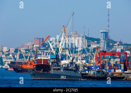 Été 2016 - Vladivostok, Russie - Port maritime de Vladivostok. Des sous-côtes commerciales chargent au port commercial de Vladivostok. Banque D'Images