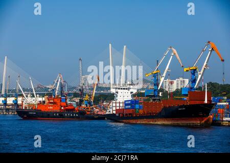 Été 2016 - Vladivostok, Russie - Port maritime de Vladivostok. Des sous-côtes commerciales chargent au port commercial de Vladivostok. Banque D'Images