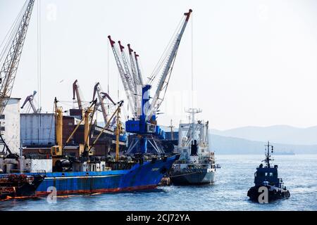 Été 2016 - Vladivostok, Russie - Port maritime de Vladivostok. Des sous-côtes commerciales chargent au port commercial de Vladivostok. Banque D'Images