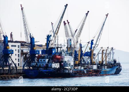 Été 2016 - Vladivostok, Russie - Port maritime de Vladivostok. Des sous-côtes commerciales chargent au port commercial de Vladivostok. Banque D'Images