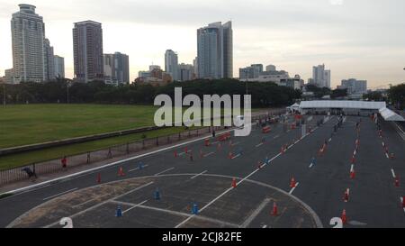 Manille, Philippines. 14 septembre 2020. Chaque jour, des centaines de Philippins ont accès à l'installation gratuite de test COVID-19 du Quirino Grandstand de Manille, qui est ouvert du lundi au vendredi de 8 h à 17 h. (Photo de Sherbien Dacalanio/Pacific Press) crédit: Pacific Press Media production Corp./Alay Live News Banque D'Images