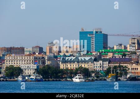 Vladivostok façade marine. Port commercial du côté de la mer. Banque D'Images