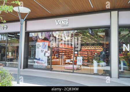 Samut Prakan, Thaïlande - 28 juillet 2020 : boutique de fourgonnettes à Siam Premium Outlets Bangkok. Vans est un fabricant américain de chaussures de skateboard et connexes Banque D'Images