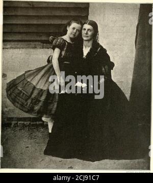 . La guerre civile à travers l'appareil photo : des centaines de photos éclatantes prises en temps de guerre civile, ainsi que la nouvelle histoire d'Elson . J. A. MME. GREENHOW, L'ESPION CONFÉDÉRÉ, AVEC SA FILLE IX L'ANCIENNE PRISON DU CAPITOLE Mme Rose ONeal Greenhow, une amie zélée et digne de confiance de la Confédération, vivait à Washington à l'ouverture de la guerre. C'est elle qui, le 16 juillet 1861, a envoyé le célèbre message chiffré à Beauregard, ordre émis pour McDowell de se déplacer sur Manassas à la nuit.par cette action, Beauregard a rapidement arrangé son armée pour l'attaque attendue, tandis que Johnston et Stonewall Jackson l'ont fait Banque D'Images