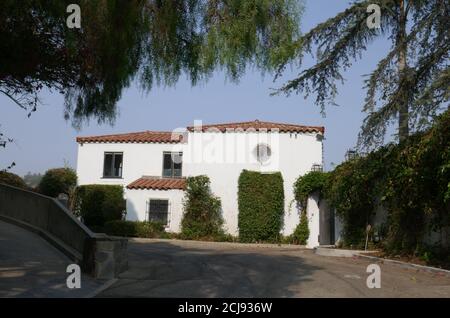 Beverly Hills, Californie, États-Unis 14 septembre 2020 UNE vue générale de l'atmosphère de l'acteur Rudolph Valentino Falcon Lair maison, qu'il a construit en 1925 et nommé d'après son film non produit le Faucon à capuchon, et a été la résidence de la milliardaire héritière de tabac Doris Duke, Et ancienne résidence de Bugsy Siegel, Gloria Swanson, Joe Castro et Harry Carey au 1436 Bella Drive le 14 septembre 2020 à Beverly Hills, Californie, États-Unis. Photo par Barry King/Alay stock photo Banque D'Images