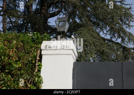 Beverly Hills, Californie, États-Unis 14 septembre 2020 UNE vue générale de l'atmosphère de l'acteur Rudolph Valentino Falcon Lair maison, qu'il a construit en 1925 et nommé d'après son film non produit le Faucon à capuchon, et a été la résidence de la milliardaire héritière de tabac Doris Duke, Et ancienne résidence de Bugsy Siegel, Gloria Swanson, Joe Castro et Harry Carey au 1436 Bella Drive le 14 septembre 2020 à Beverly Hills, Californie, États-Unis. Photo par Barry King/Alay stock photo Banque D'Images