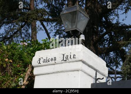 Beverly Hills, Californie, États-Unis 14 septembre 2020 UNE vue générale de l'atmosphère de l'acteur Rudolph Valentino Falcon Lair maison, qu'il a construit en 1925 et nommé d'après son film non produit le Faucon à capuchon, et a été la résidence de la milliardaire héritière de tabac Doris Duke, Et ancienne résidence de Bugsy Siegel, Gloria Swanson, Joe Castro et Harry Carey au 1436 Bella Drive le 14 septembre 2020 à Beverly Hills, Californie, États-Unis. Photo par Barry King/Alay stock photo Banque D'Images