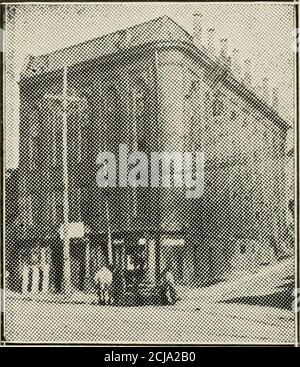 . Les 'makingss' de l'Association Lincoln de Jersey City; un souvenir du dîner au Club Carteret commémorant le cent dixième anniversaire de la naissance d'Abraham Lincoln . Accueil. Pour somereason, les toilettes individuelles n'ont pas été décrites, bien que nous soyons assuredque les belles dames et leurs robes étaient le plus envoûtant. Il semble curieux que le Journal ait jugé nécessaire d'incorporer dans son histoire de la danse la déclaration qu'aucune liqueur n'a été vendue impossible à obtenir dans les locaux ou à proximité. Le champagne, bien sûr, ne compte pas, car une autre phrase nous dit que cela a été servi Banque D'Images