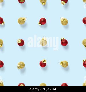 Motif sans couture avec décorations de Noël rouges et dorées sur fond bleu. Fond en boules. Décorations rouges de Noël motif sans couture. Banque D'Images