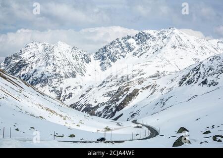 Autoroute de haute montagne, avec de la neige, col de Fluela, Suisse. Banque D'Images