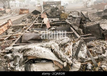 Estacada, États-Unis. 14 septembre 2020. Larry Weyand a vécu ici avec sa femme pendant douze ans; sa remorque de camping-car est maintenant entièrement incinérée. Des feux de forêt dispersés ont brûlé des maisons, des sites de véhicules récréatifs et des voies forestières dans les environs d'Estacada, dans le comté de Clackamas, en Oregon, le 14 septembre 2020. (Photo de John Rudoff/Sipa USA) crédit: SIPA USA/Alay Live News Banque D'Images