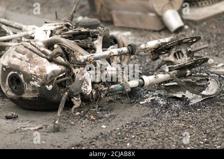 Estacada, États-Unis. 14 septembre 2020. Une moto détruite se trouve de son côté au Clackamas River RV Park. Des feux de forêt dispersés ont brûlé des maisons, des sites de véhicules récréatifs et des voies forestières dans les environs d'Estacada, dans le comté de Clackamas, en Oregon, le 14 septembre 2020. (Photo de John Rudoff/Sipa USA) crédit: SIPA USA/Alay Live News Banque D'Images