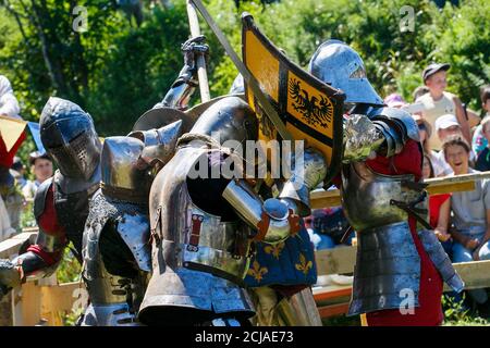 Tournoi Knight. Les restaurateurs médiévaux se battent avec des épées en armure lors d'un tournoi de chevaliers Banque D'Images